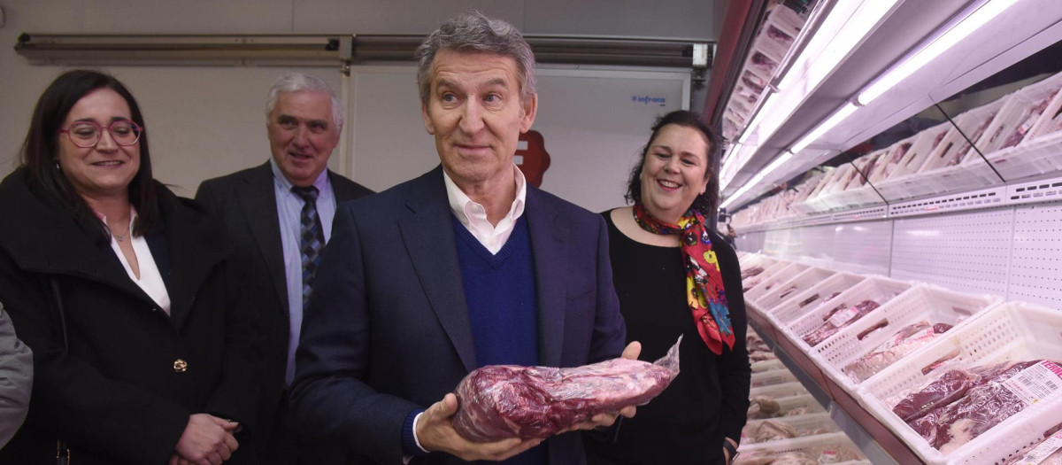 Alberto Núñez Feijóo interviene durante su visita este miércoles a la empresa cárnica FRIBIN, en Binéfar (Huesca)