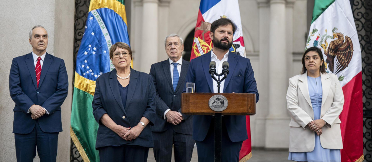 AME1078. SANTIAGO (CHILE), 02/02/2026.- Fotografía cedida por la Presidencia de Chile del mandatario Gabriel Boric (c), hablando durante una declaración a la prensa junto a la expresidenta Michelle Bachelet (2-i) este lunes en el palacio de La Moneda, en Santiago (Chile). Boric anunció la inscripción formal de la candidatura de la expresidenta Michelle Bachelet (2006-2010 y 2014-2018), en las elecciones de finales de año para ocupar la Secretaría General de las Naciones Unidas. EFE/EFE/ Presidencia De Chile /SOLO USO EDITORIAL/SOLO DISPONIBLE PARA ILUSTRAR LA NOTICIA QUE ACOMPAÑA (CRÉDITO OBLIGATORIO)