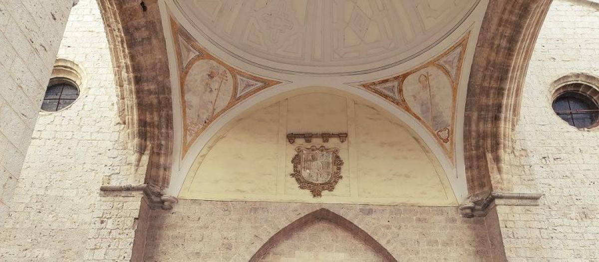 Escudo de José I en la iglesia de San Benito en Valladolid