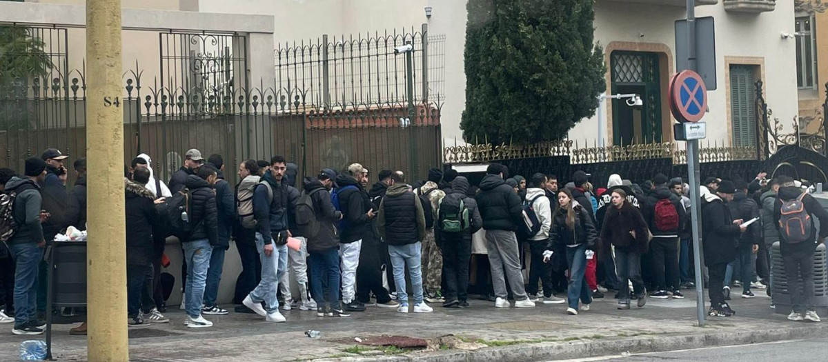 Colas frente al Consulado de Argelia de Barcelona, este miércoles