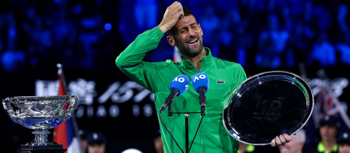Novak Djokovic en la ceremonia de trofeos del Open de Australia 2026