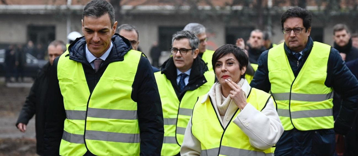 El presidente del Gobierno, Pedro Sánchez y la ministra de Vivienda, Isabel Rodríguez