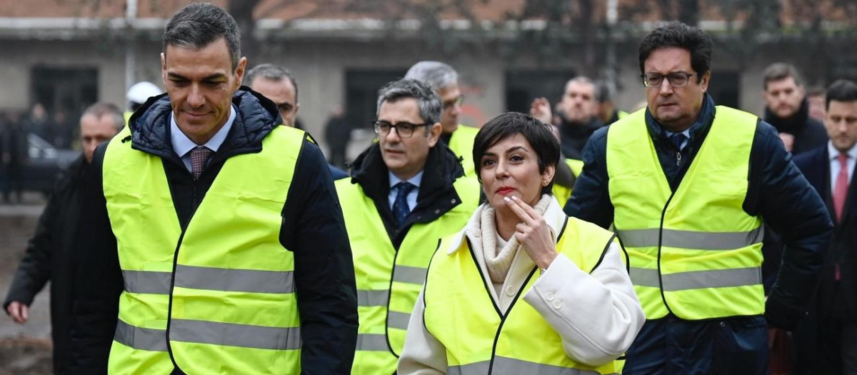 El presidente del Gobierno, Pedro Sánchez y la ministra de Vivienda, Isabel Rodríguez