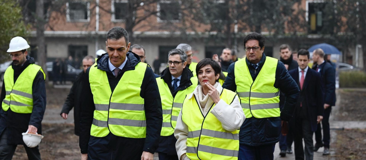 El presidente del Gobierno, Pedro Sánchez y la ministra de Vivienda, Isabel Rodríguez