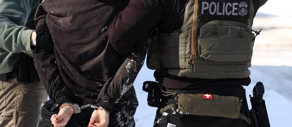 Agentes federales detienen a un manifestante en Minneapolis