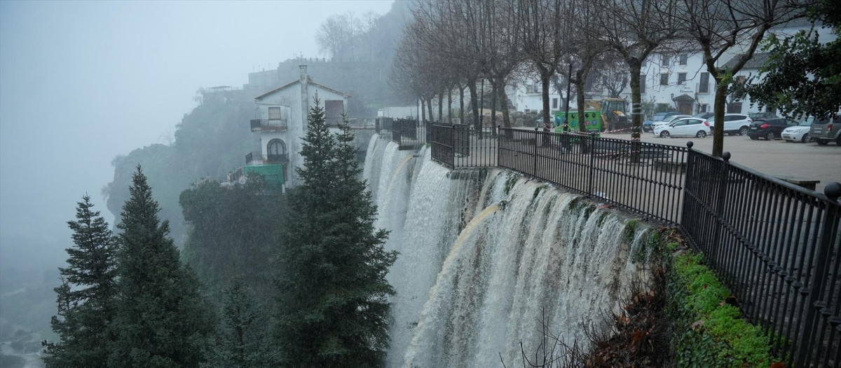 Calle convertida en río en la localidad gaditana de Grazalema tras el paso de la borrasca Leonardo