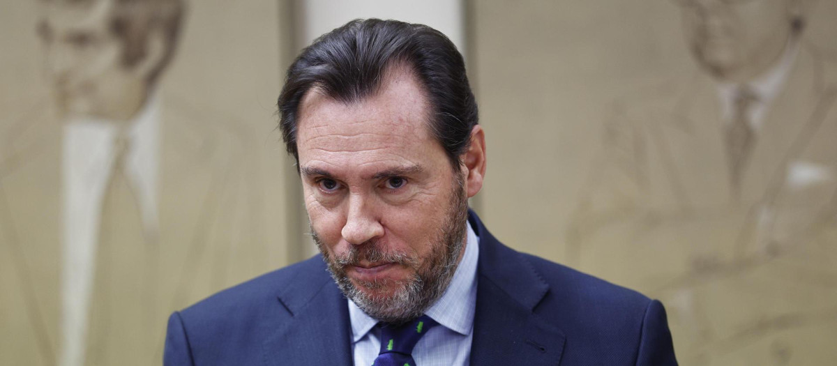 El ministro Óscar Puente, en la Comisión de Transportes y Movilidad Sostenible del Congreso.