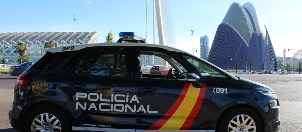 Imagen de archivo de un vehículo de la Policía Nacional en Valencia.