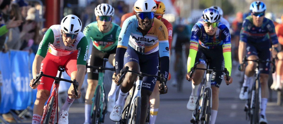 Imagen de Biniam Girmay ganando la primera etapa de la Vuelta ciclista a la Comunidad Valenciana 2026.