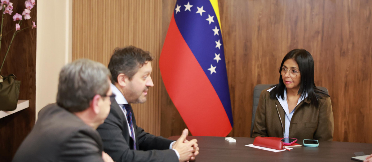 Delcy Rodríguez, frente a representantes de la petrolera española Repsol