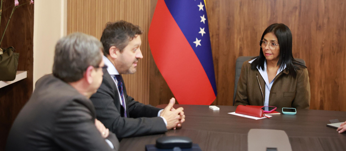 Delcy Rodríguez, frente a representantes de la petrolera española Repsol