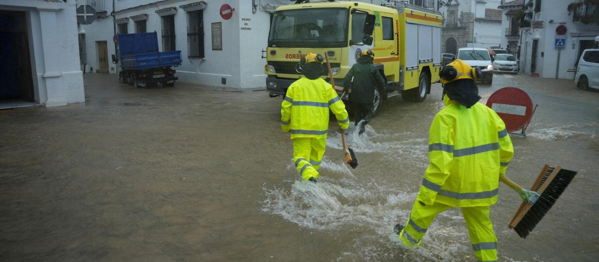 La UME interviene en Grazalema (Cádiz) ante la anegación de calles y viviendas