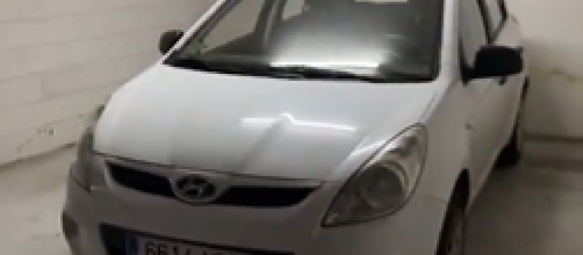 Un Hyundai i20 le ocupa la plaza de garaje, en este caso tiene un portón independiente
