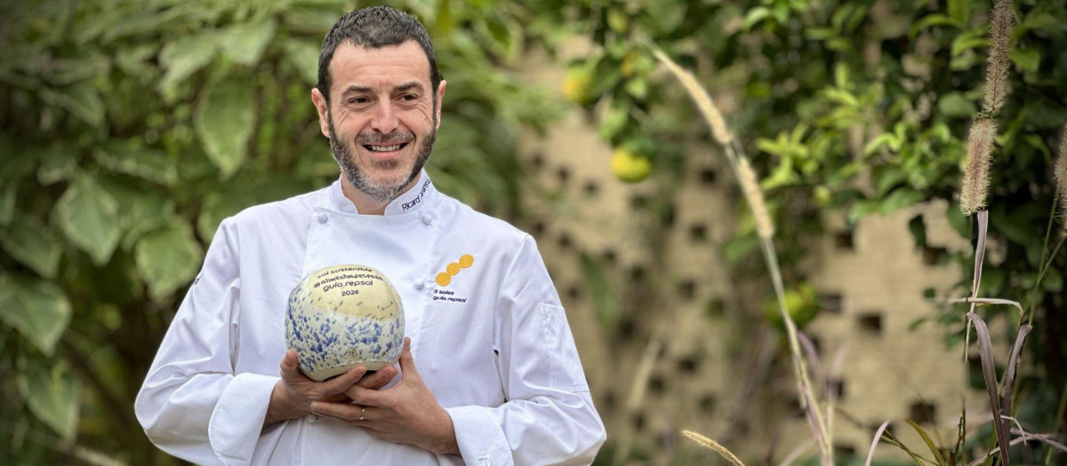 Imagen de Ricard Camarena sujetando el premio Sol Sostenible entregado por Guía Repsol 2026