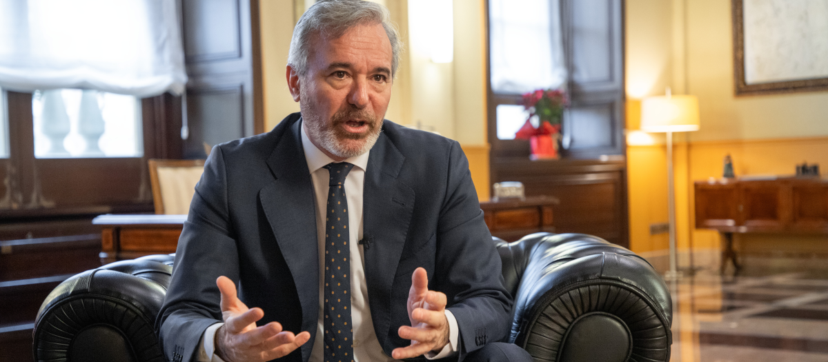 Jorge Azcón, durante la entrevista con El Debate