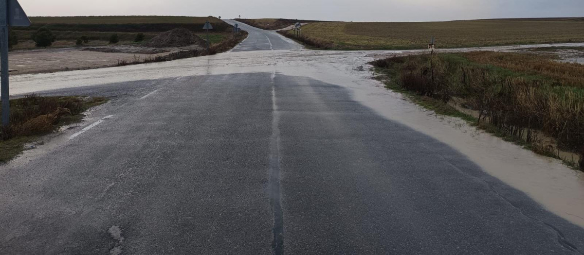 Agua acumulada por las lluvias en una carretera de la red provincia de Ávila

REMITIDA / HANDOUT por DIPUTACIÓN DE ÁVILA
Fotografía remitida a medios de comunicación exclusivamente para ilustrar la noticia a la que hace referencia la imagen, y citando la procedencia de la imagen en la firma
05/2/2026