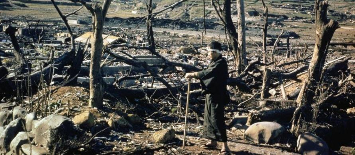 Takashi Nagai, entre los escombros que dejó la bomba atómica de 1945