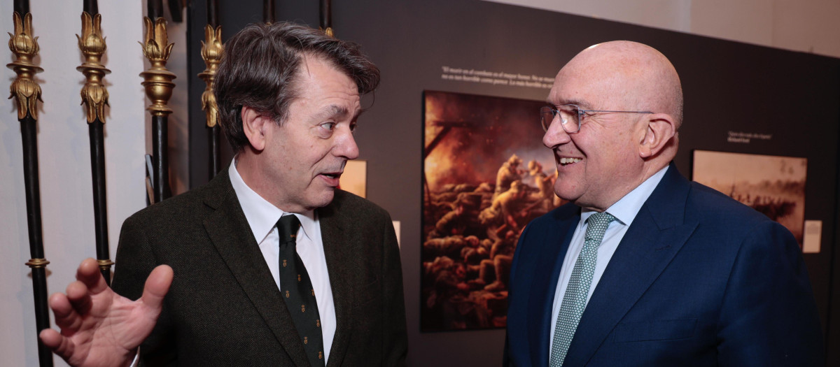 El alcalde de Valladolid, Jesús Julio Carnero, junto al pintor Augusto Ferrer-Dalmau, autor del cartel de la Semana Santa de la ciudad de 2026