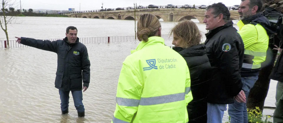 El presidente de la Junta de Andalucía, Juanma Moreno, visita las zonas más afectadas por la borrasca Lorenzo en Jerez