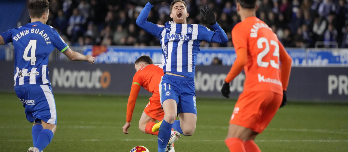 Toni Martínez (2-d) durante el partido ante la Real Sociedad
