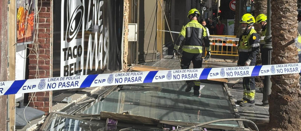Imagen de un ventanal derribado por el viento en Valencia.