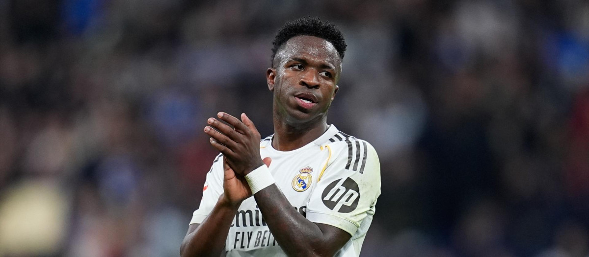 Vinicius aplaude a los aficionados tras el partido ante el Rayo Vallecano