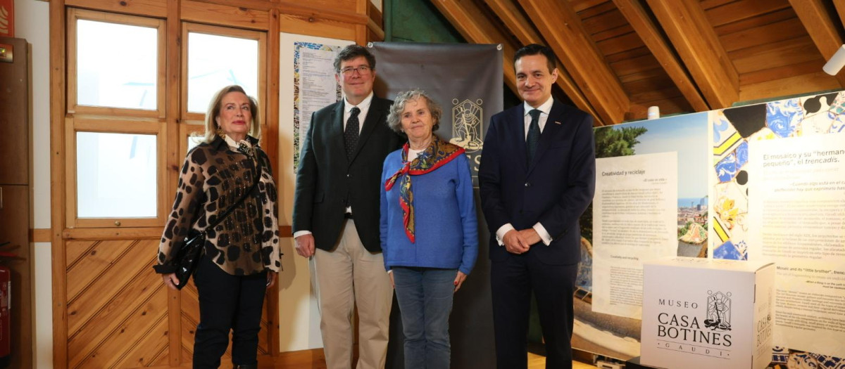De izquierda a derecha: Inés Prada (miembro del patronato de FUNDOS); Pablo Longoria, director ejecutivo de WMF en España; Mireia Freixa (co-comisaria de la exposición); y Raúl Fernández Sobrino (director del Museo Casa Botines Gaudí).