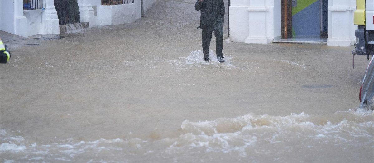 Calle convertida en río en la localidad gaditana de Grazalema tras el paso de la borrasca Leonardo. A 4 de febrero de 2026, en Grazalema, Cádiz (Andalucía, España). La Unidad Militar de Emergencia (UME) interviene en Grazalema, en tareas de achique de agua en casas y calles de este municipio, que se está viendo afectada por el paso de la borrasca Leonardo, que ya ha dejado por el momento 278 litros de precipitaciones acumuladas.

Joaquín Corchero / Europa Press
04/2/2026