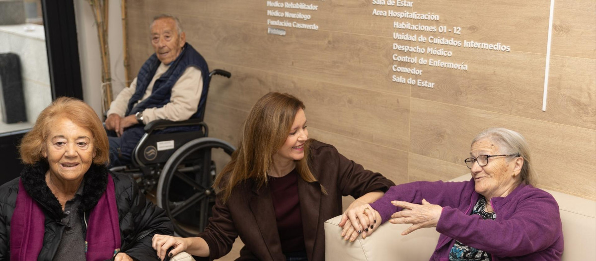 La consejera de Familia, Juventud y Asuntos Sociales, Ana Dávila, junto a dos mujeres mayores