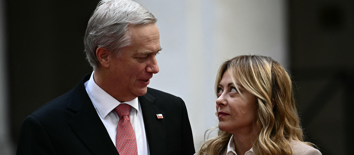 La primera ministra de Italia, Giorgia Meloni (derecha), da la bienvenida al presidente electo de Chile, José Antonio Kast, en el Palazzo Chigi de Roma