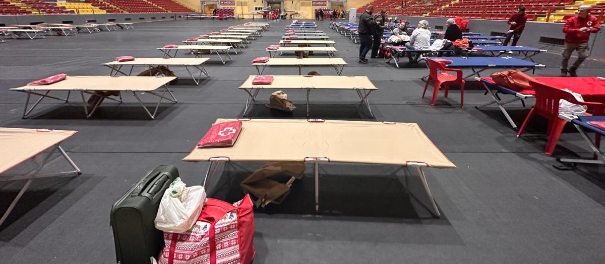 Algunas de las primeras familias desalojadas y albergadas en el Palacio de Vistalegre de Córdoba