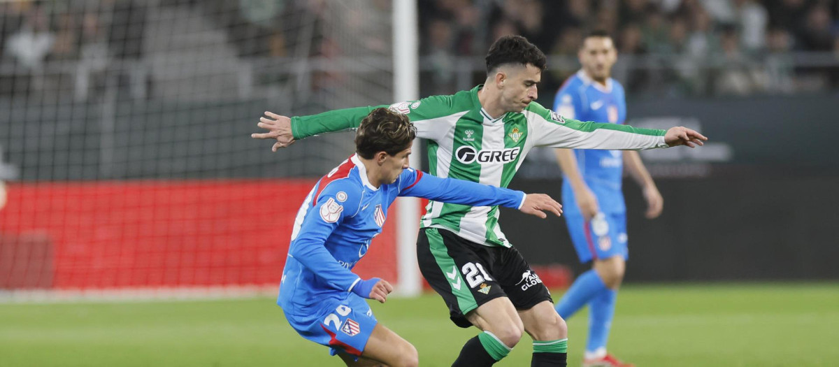 Giuliano Simeone (i) presiona al centrocampista del Real Betis Marc Roca durante el partido de cuartos de final de la Copa del Rey que Real Betis y Atlético de Madrid