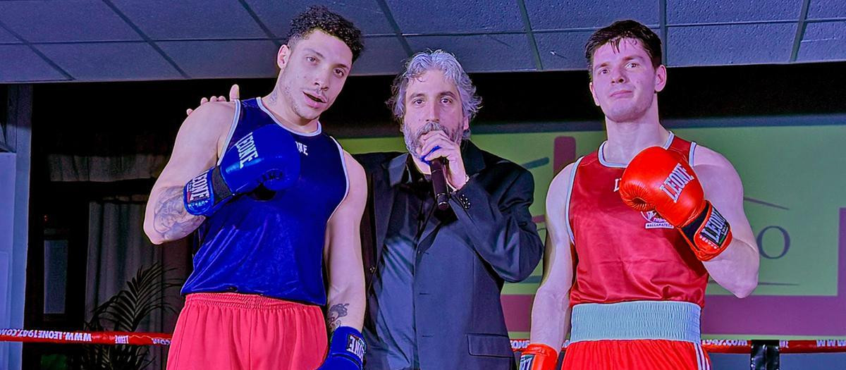 Don Luigi Scarlino con dos chicos que participan en el proyecto