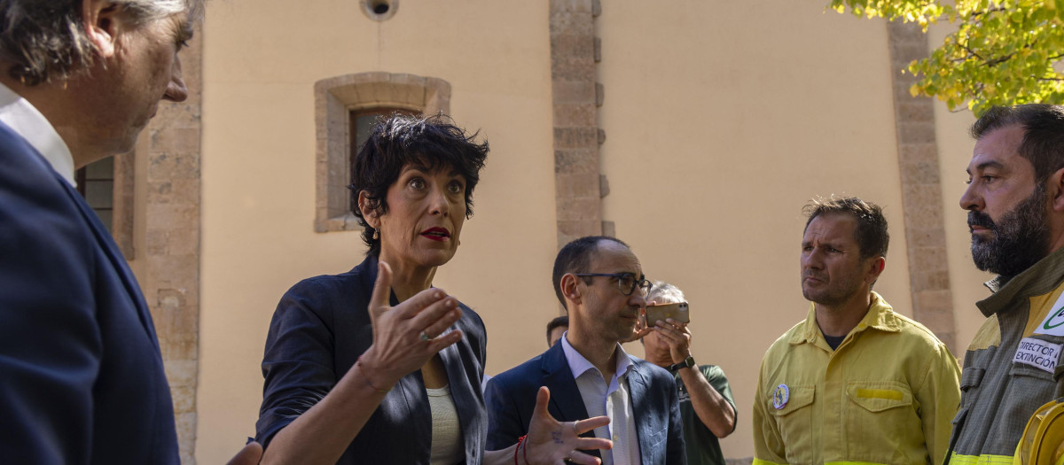 La ministra de Inclusión, Seguridad Social y Migraciones, Elma Saiz, con el candidato del PSOE en Castilla y León, Carlos Martínez, en Soria