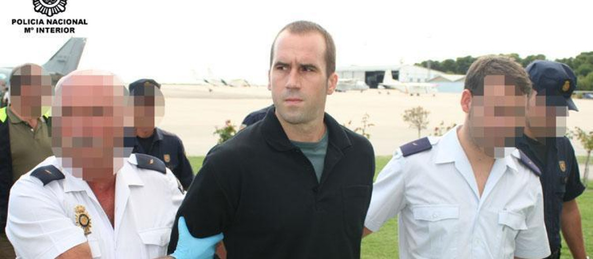 El etarra Txeroki cuando fue trasladado a España desde Francia