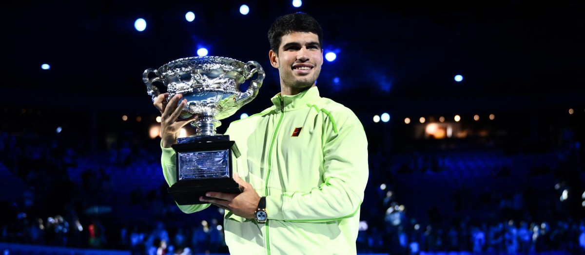 Carlos Alcaraz posa con el trofeo de campeón del Open de Australia