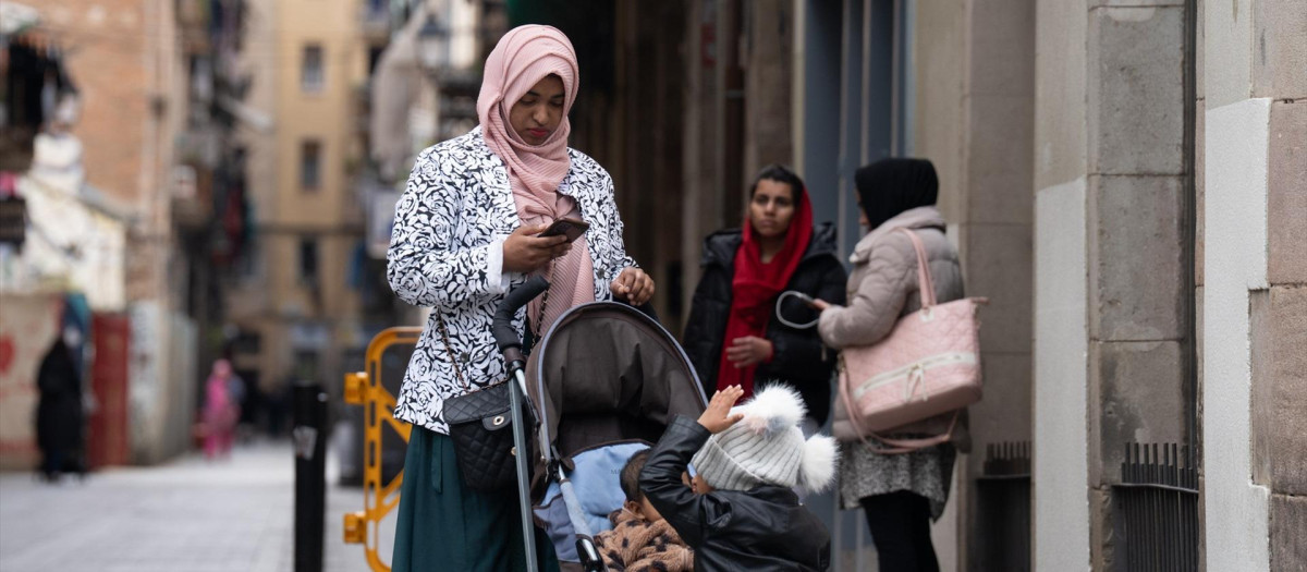 (Foto de ARCHIVO)
Una mujer con hiyab, a 12 de marzo de 2025, en Barcelona, Catalunya (España)