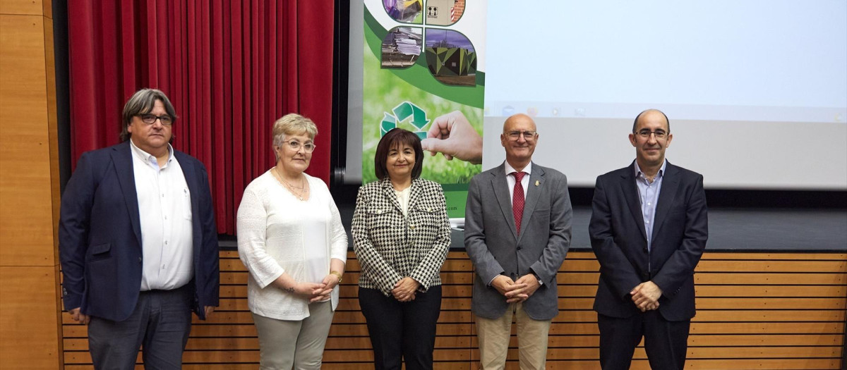 El gerente de la Mancomunidad de Ribera Alta, Miguel Ángel Arrastio; la teniente de alcalde de Falces, Gloria Olcoz; la presidenta de la Mancomunidad de Ribera Alta, Belén Cerdán; el consejero, Bernardo Ciriza; y Fernando Blázquez (Ecoembres).