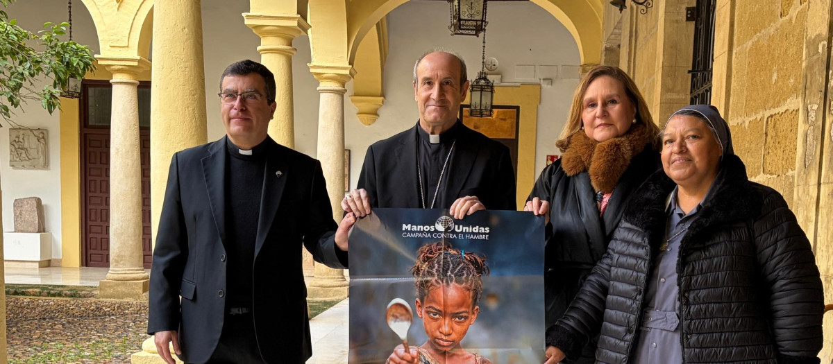 monseñor Jesús Fernández, obispo de Córdoba; el consiliario de Manos Unidas en Córdoba, Agustín Moreno; la presidenta de la ONG en la Diócesis; María Angustias Redondo; y la misionera Dalila Elisabeth Baca.