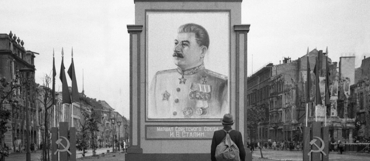 Cartel de Stalin en Unter den Linden en Berlín en 1945