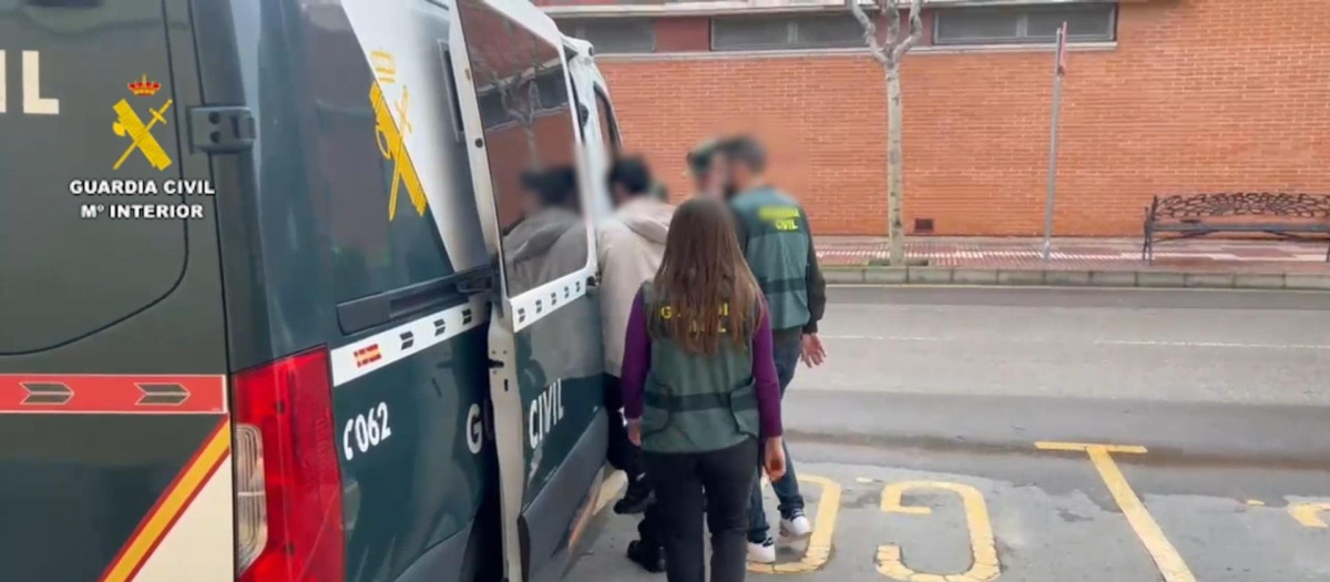 Tres detenidos acusados de robar balizas V-16 del interior de coches en pocas horas en Sant Vicent del Raspeig

REMITIDA / HANDOUT por GUARDIA CIVIL
Fotografía remitida a medios de comunicación exclusivamente para ilustrar la noticia a la que hace referencia la imagen, y citando la procedencia de la imagen en la firma
06/2/2026