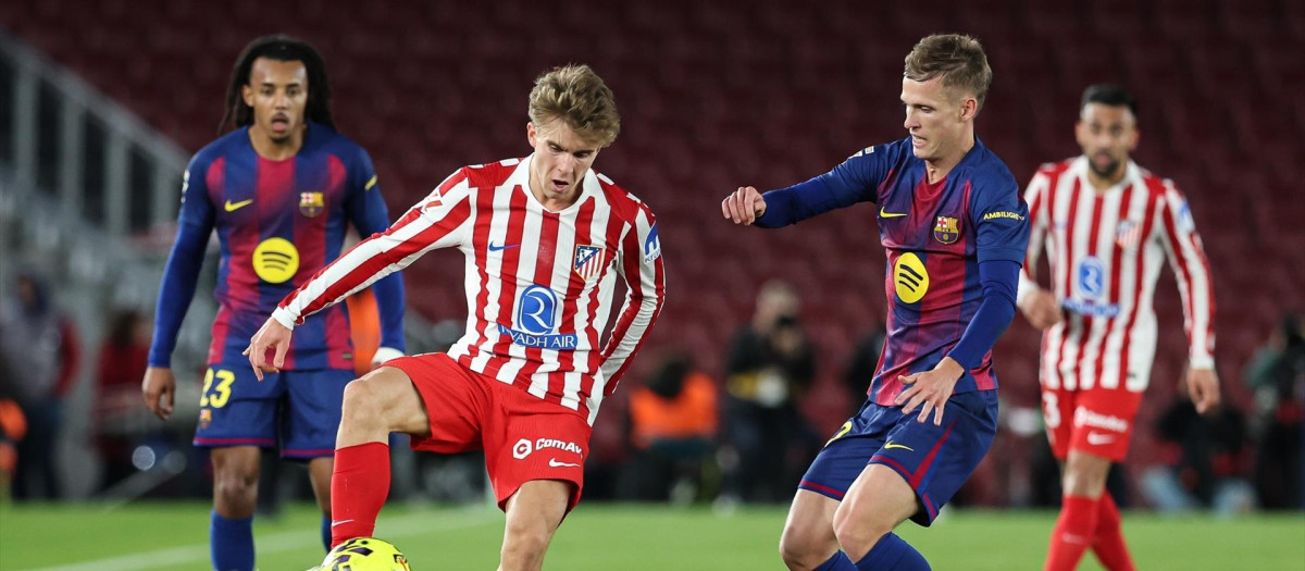 Pablo Barrios y Dani Olmo, durante el encuentro entre FC Barcelona y Atlético de Madrid de liga