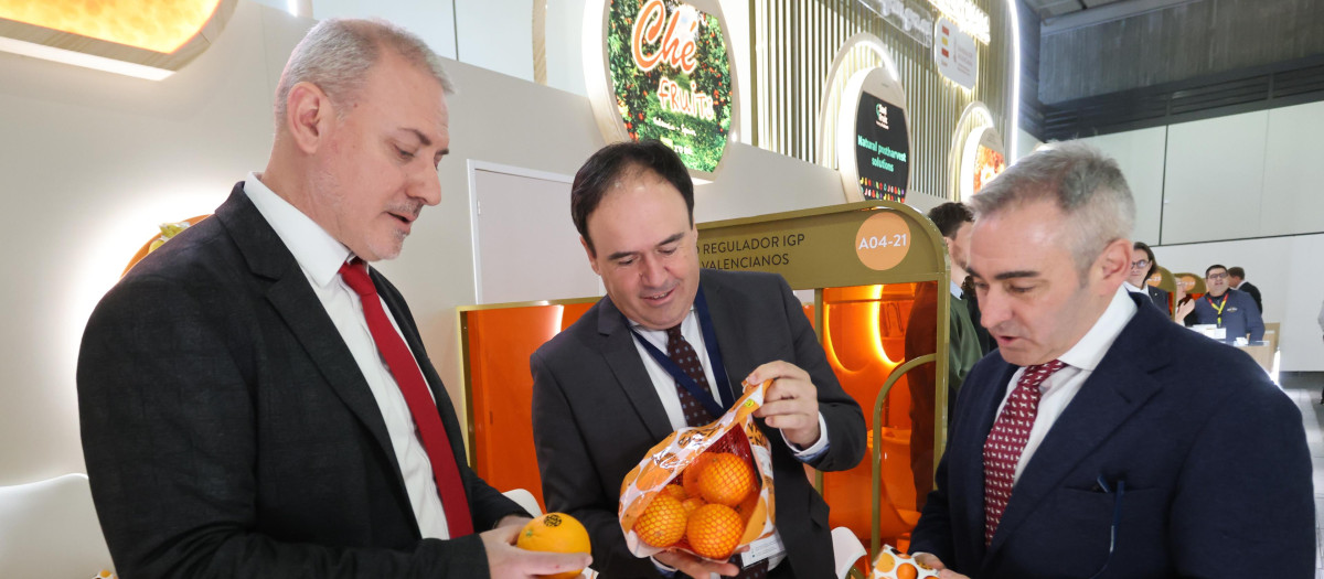 Imagen del presidente de la Generalitat Valenciana Juanfran Pérez Llorc en la feria Fruit Logistica de Berlín.