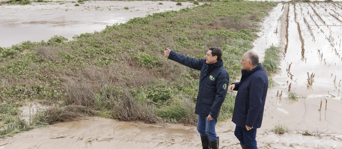 El presidente de la Junta, Juanma Moreno, durante su visita a Huétor Tájar por los daños causados por las borrascas