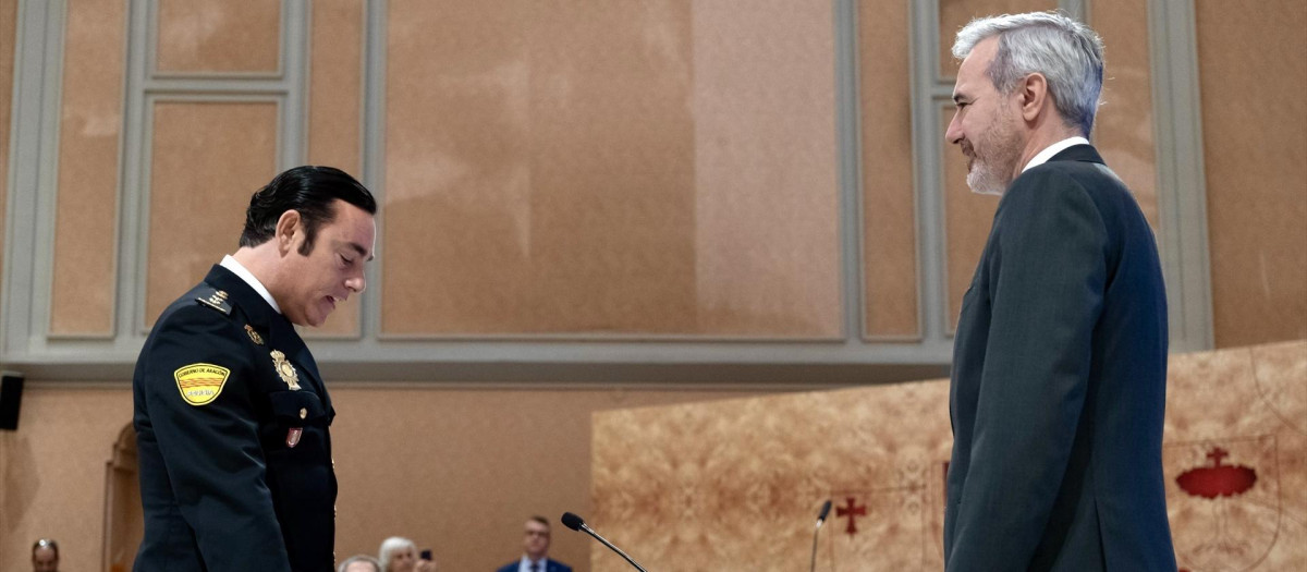 El presidente del Gobierno de Aragón, Jorge Azcón, y el comisario jefe de la Unidad Adscrita de la Policia Nacional al Gobierno de Aragón, Félix Jodrá Abuelo.

REMITIDA / HANDOUT por FABIÁN SIMÓN.
Fotografía remitida a medios de comunicación exclusivamente para ilustrar la noticia a la que hace referencia la imagen, y citando la procedencia de la imagen en la firma
09/7/2025