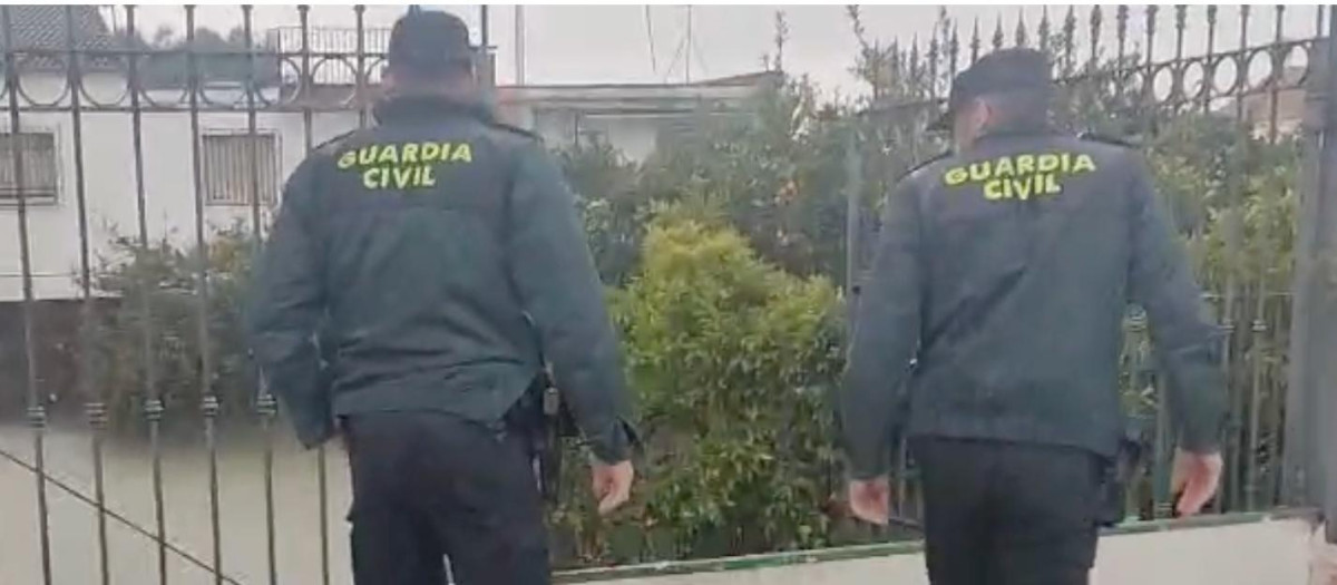 Dos agentes de la Guardia Civil en Puente Genil (Córdoba)
