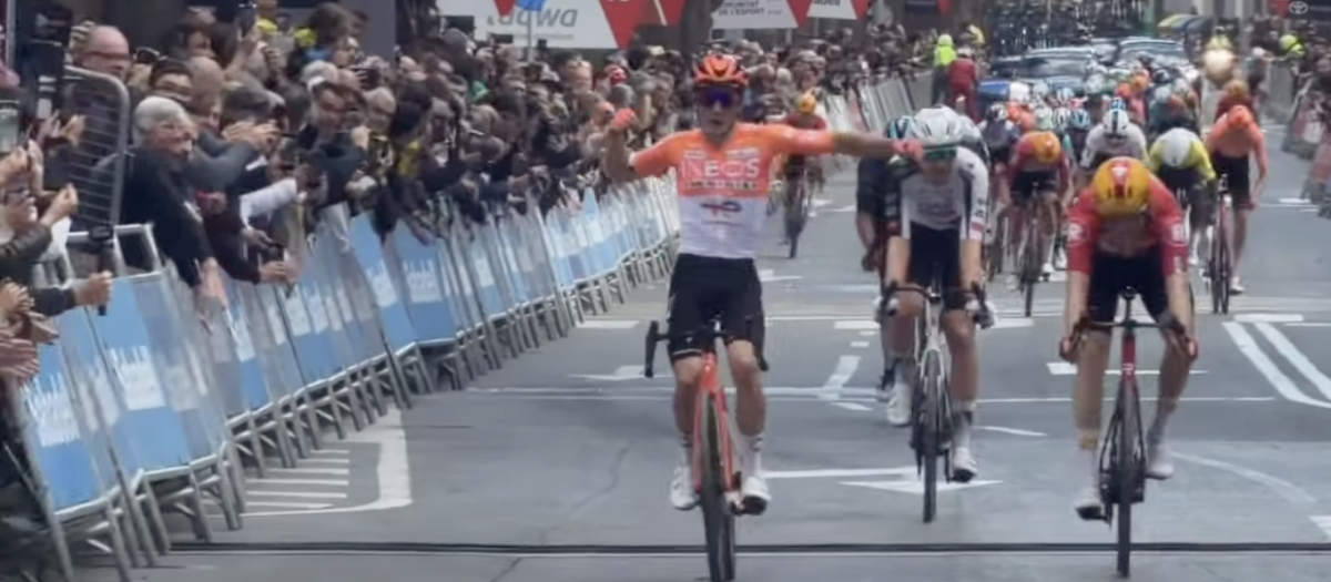 Imagen de un final de etapa en la Vuelta ciclista a la Comunidad Valenciana 2026.