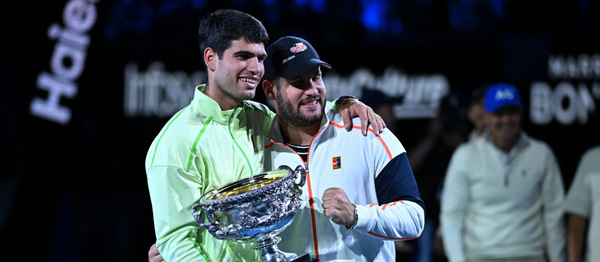 Carlos Alcaraz  con trofeo tras ganar el Open de Auataalia