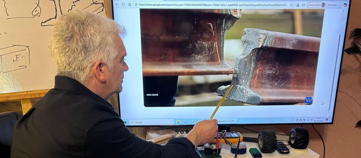 Andrés Toxeiro junto a una imagen del raíl roto