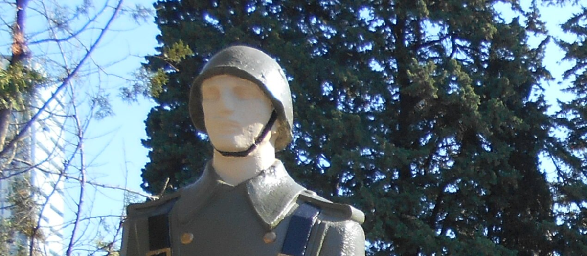 Detalle de la estatua en la entrada del panteón